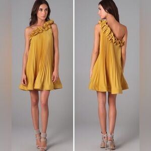 BCBGMAXAZRIA Mustard Yellow One Shoulder Flowy Pleated Mini Dress (Size Medium)